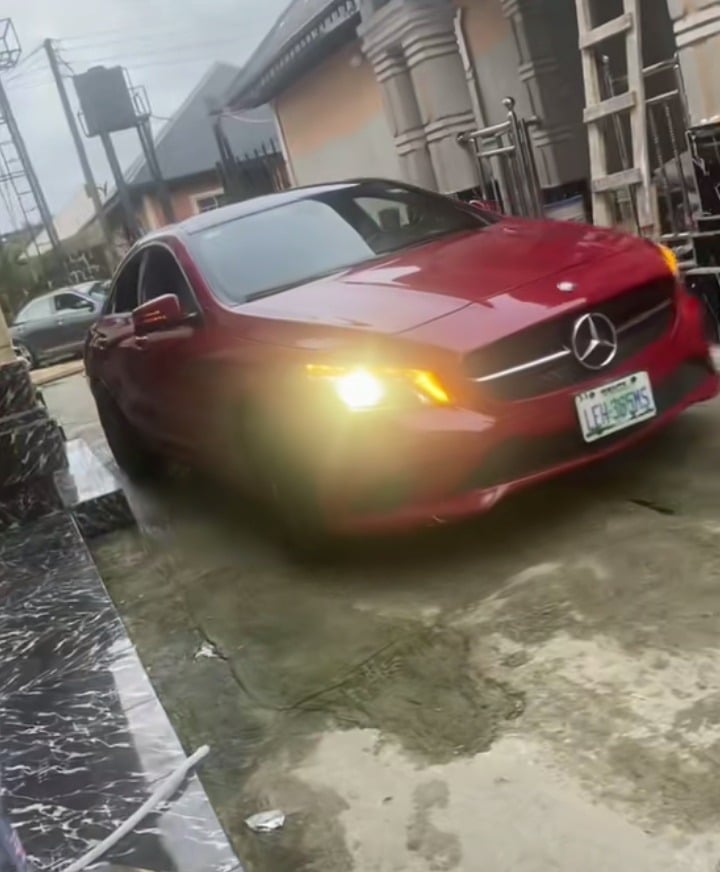 Lady boyfriend's Mercedes Benz crashes
