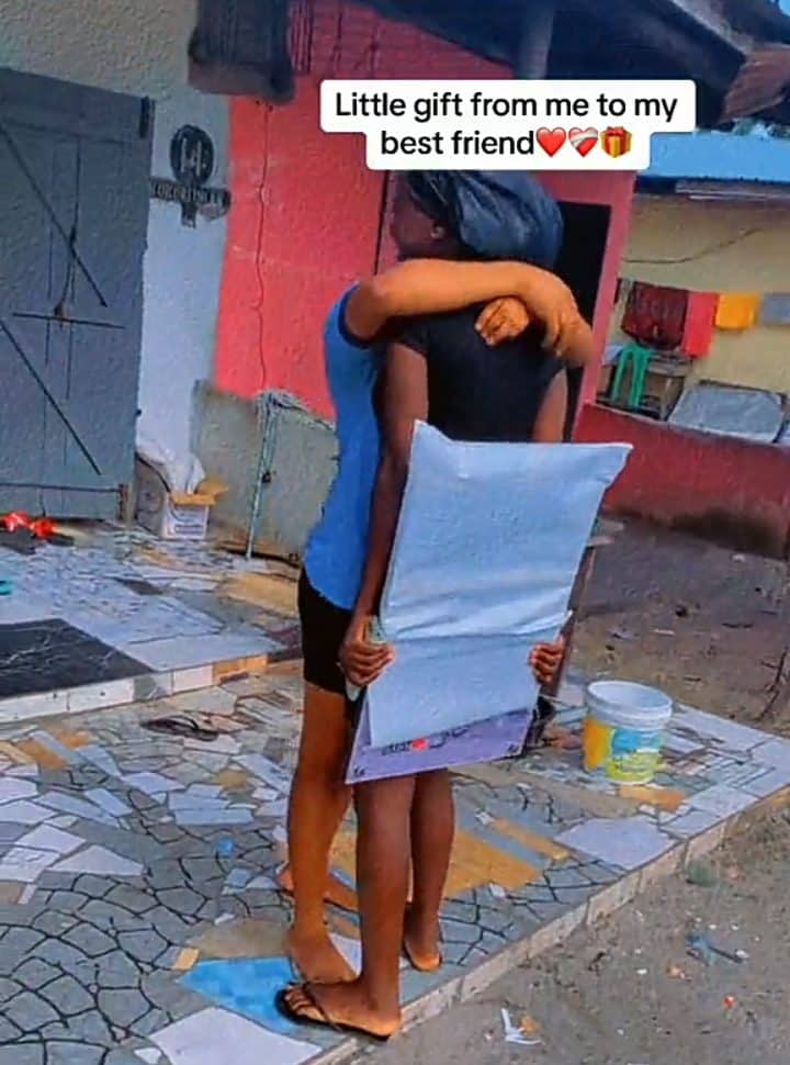 Lady gifts her best friend a framed photo, sprays her money for being a true friend