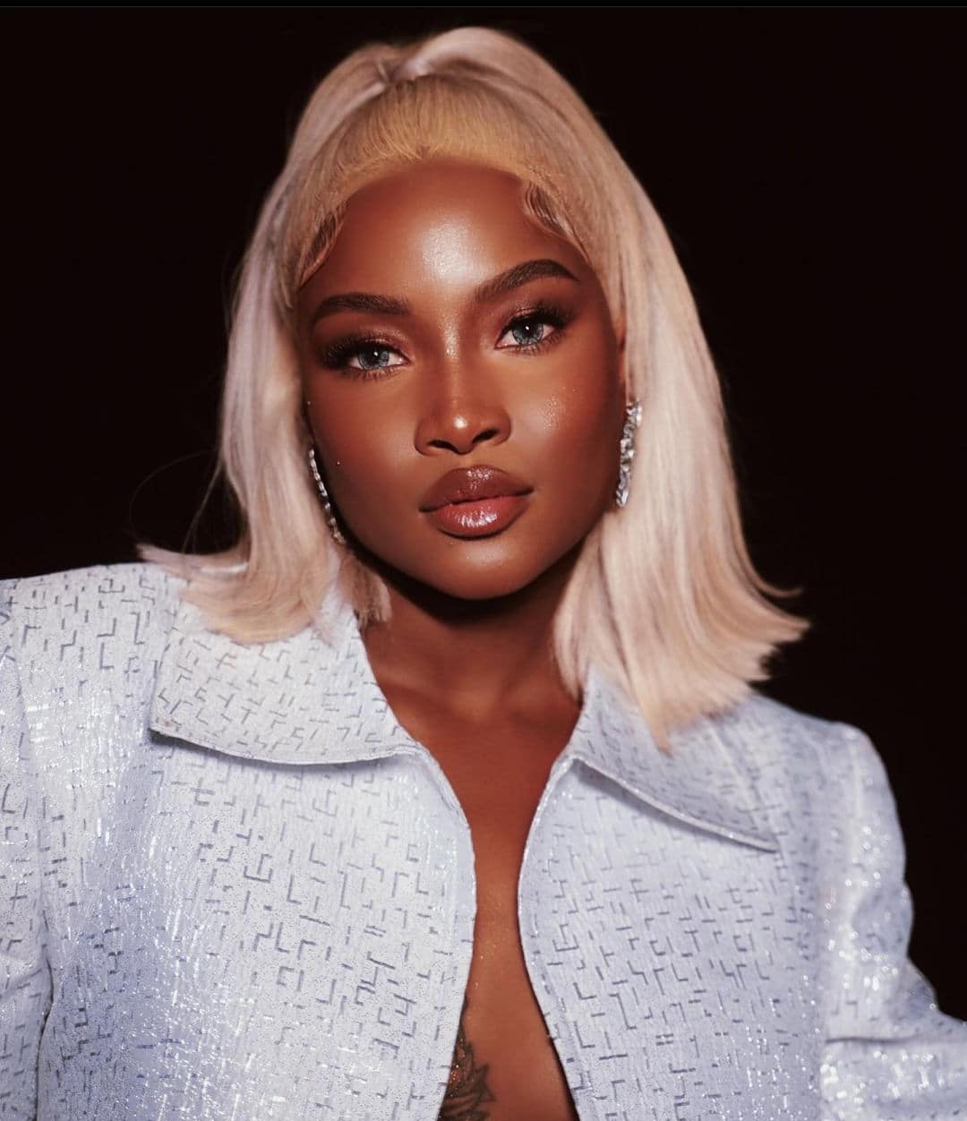 "Beach ready" - Ilebaye goes off to the beach with stacks of cash