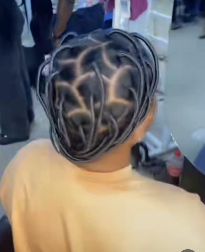 "I dey cut my coat according to my size" – Lady says as she shows off her Christmas hair