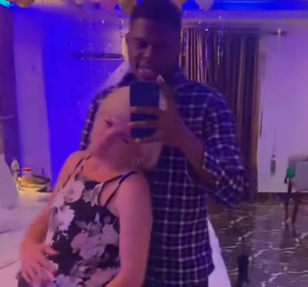 "Cl way dey pay us $50, you rush give am belle" - Nigerian man's video with pregnant Caucasian lover sparks envy