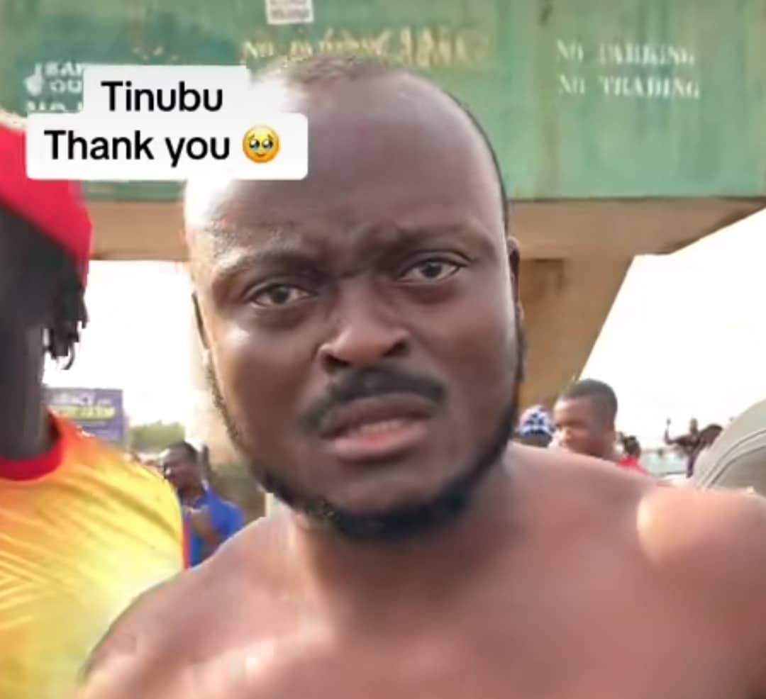 "Tinubu said 50% off, I paid 10K" - Driver evicts passenger who claimed Tinubu declared 50% discount on transport fare 