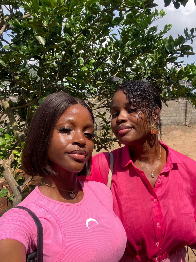 "Who's the mum?" - Lady causes a buzz as she poses with her mother