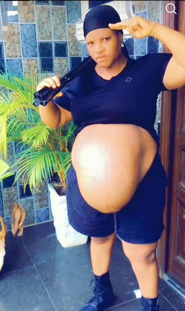 Expectant mother causes a buzz as she flaunts pregnancy