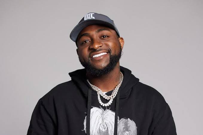 "The GOAT" - Davido shows off a big suitcase filled with millions of naira at a Lagos nightclub
