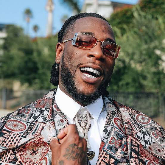 Burna Boy reportedly showers fans with ₦20 million naira cash at Christmas party