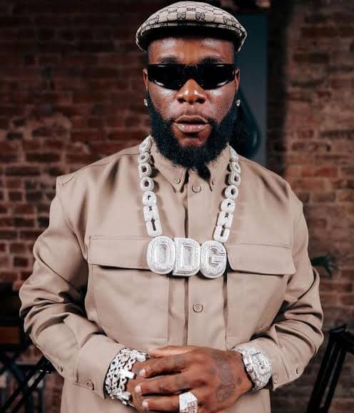 Heartwarming moment as Burna Boy gifts Seyi Vibez a multi-million naira 7Gents chain