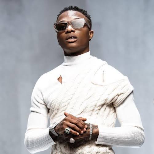 "See as money dey fly" - Wizkid shows love to fans, throws bundles of money through car window