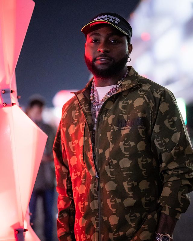 Moment Davido gifts female fan N5M as Christmas gift in Port Harcourt