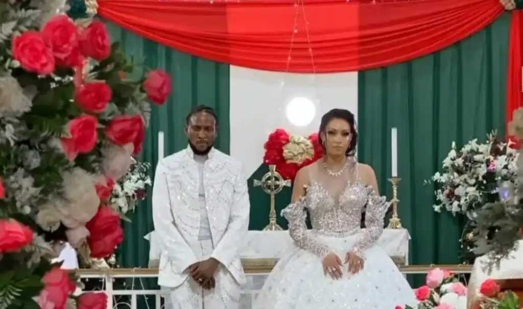 Omashola ‘fights’ wife over money sprayed at their wedding