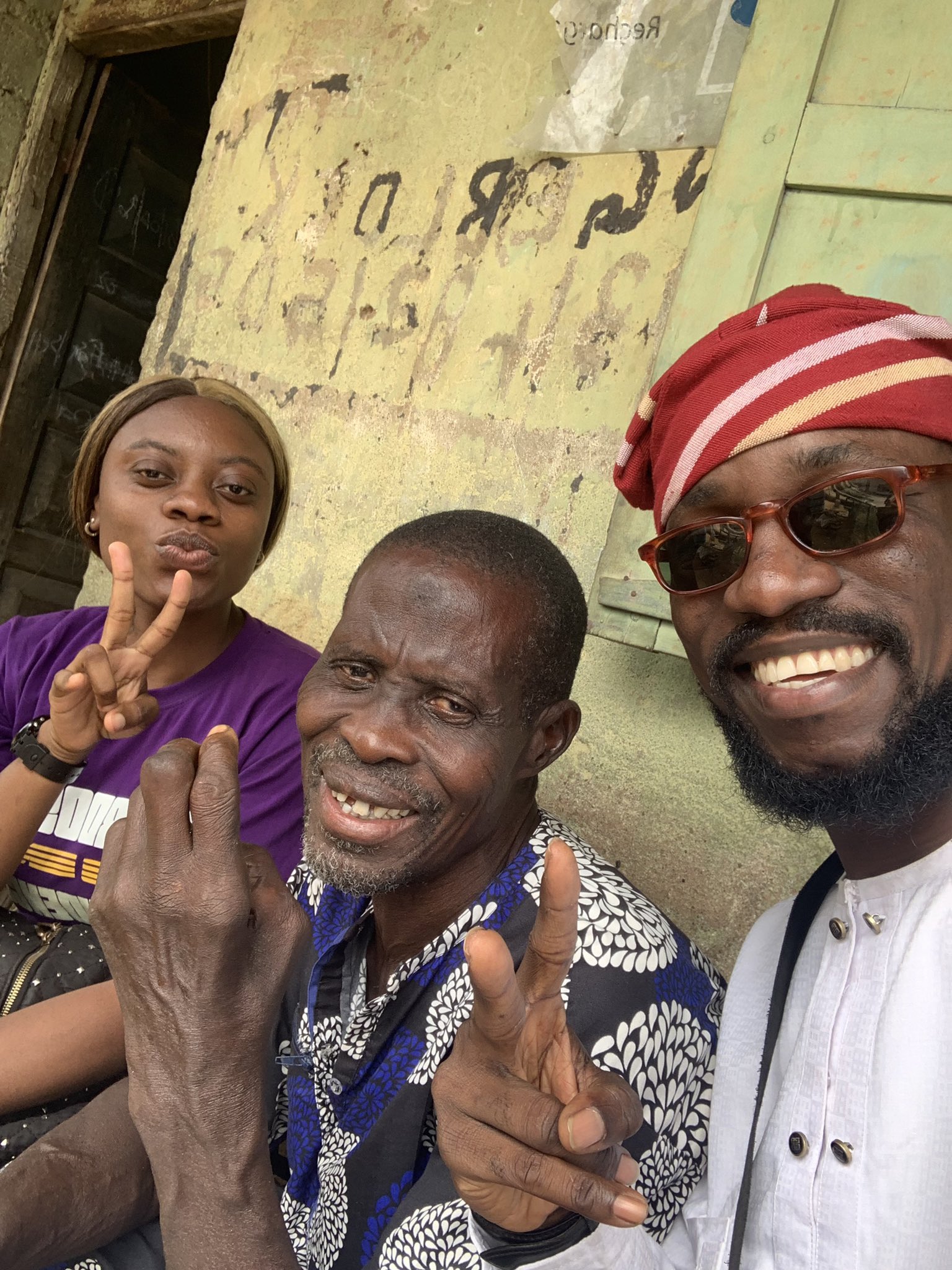 Nigerians donate viral bricklayer