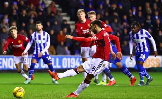 Fernandes fires from spot, as Manchester United advance to FA Cup round four