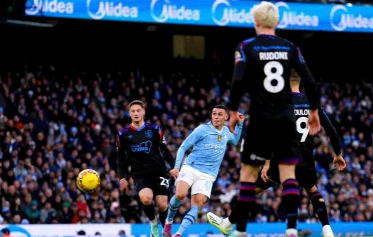 De Bruyne returns as Manchester City thump Huddersfield 5-0 in FA Cup