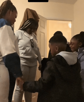 Lady stuns many as she relocates to the US, takes her entire family with her