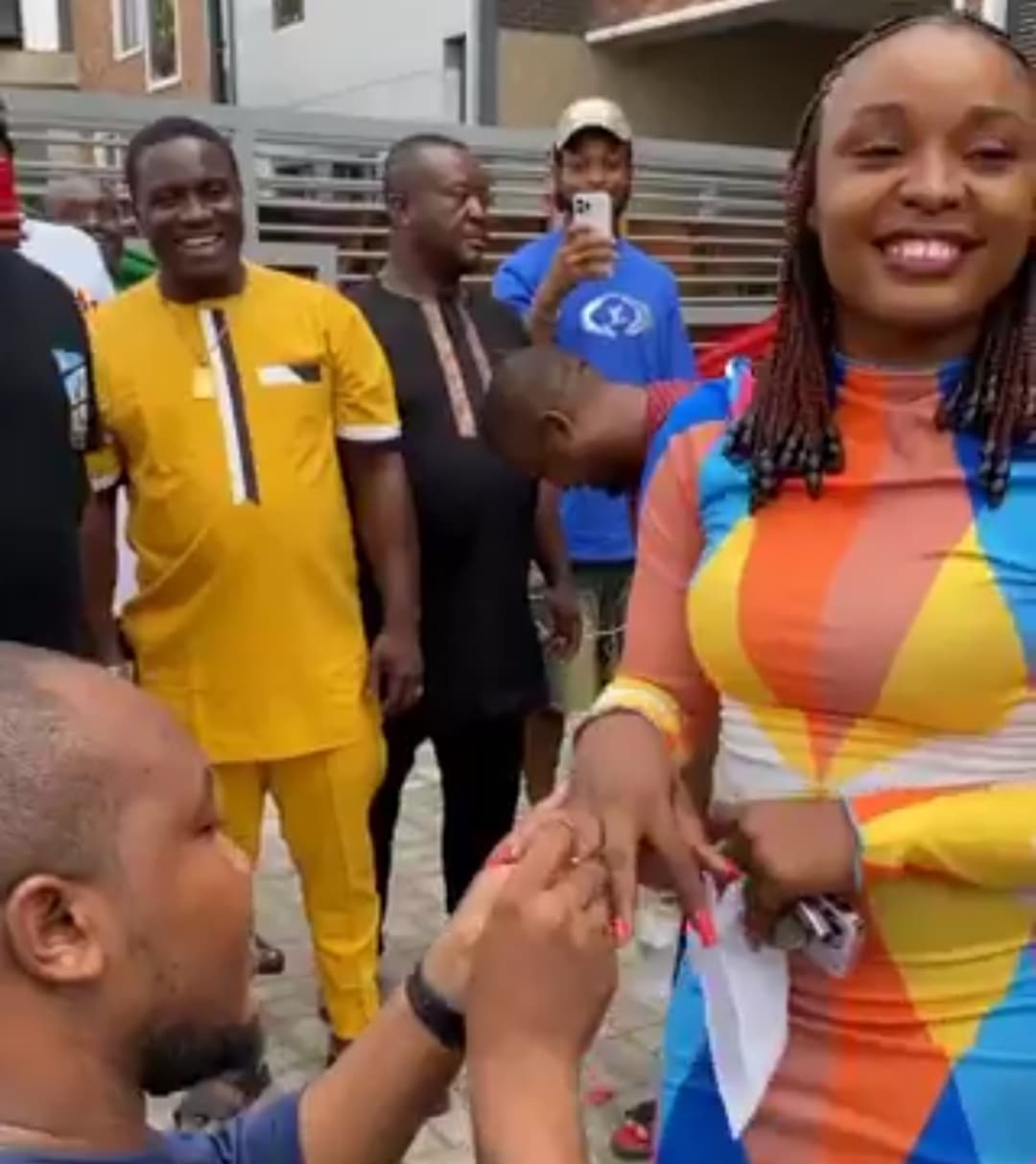 "How come you don't know the size of my finger?" - Lady asks as boyfriend proposes with new car, iPhone 15 Pro Max