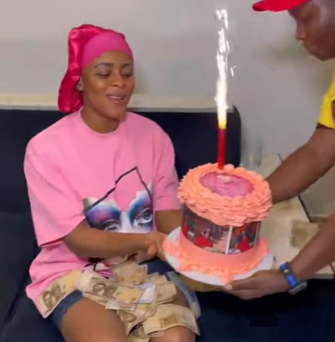"I tap from it" - Beautiful lady sparks jealousy with ₦1m cheque, cake, shoes, bags gift from boyfriend on birthday