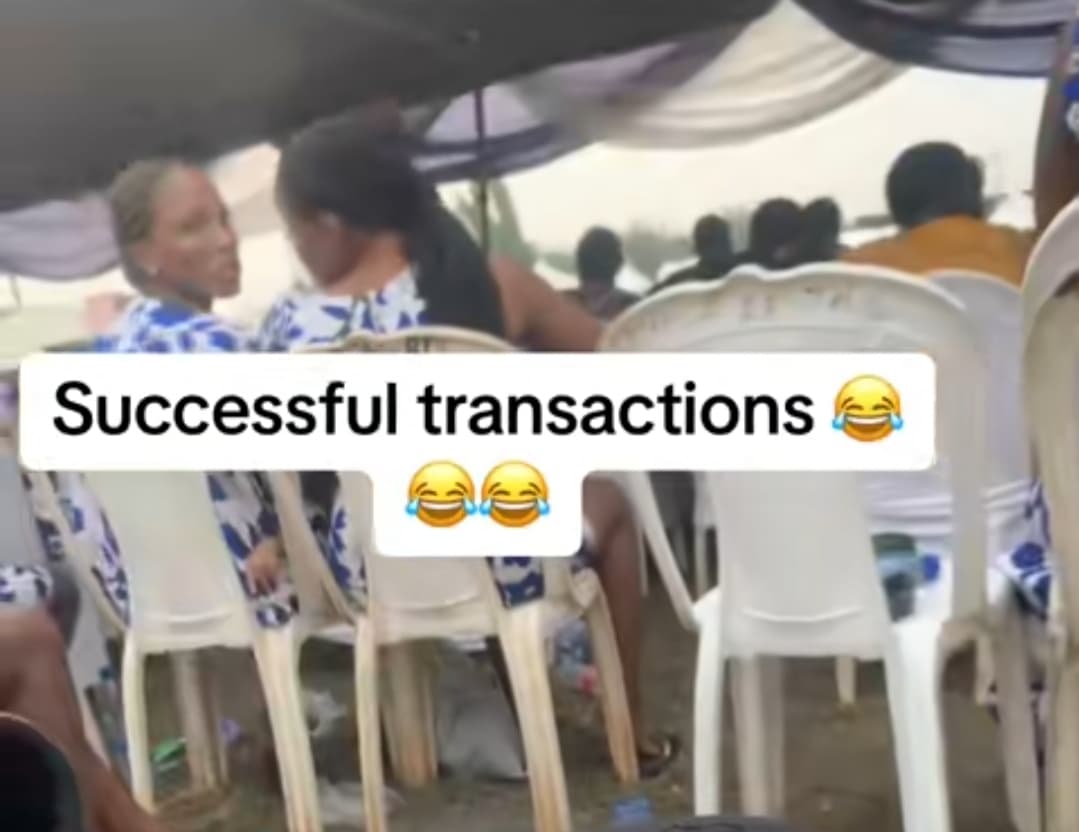 "Transaction successful" - Social media erupts as Nigerian ladies are caught red-handed stealing rice at a party