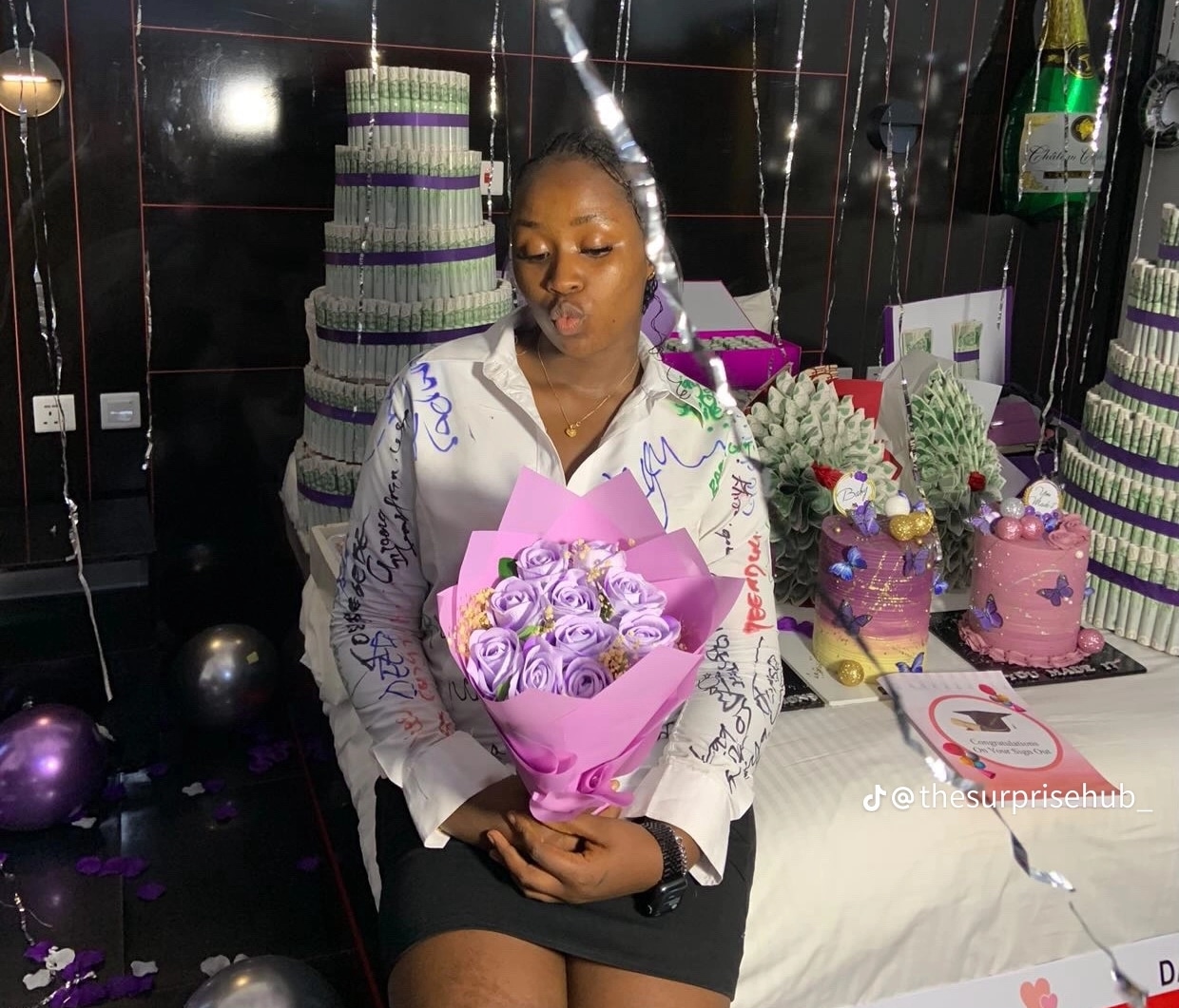 "God, am i a spoon?" - Lady wows many, receives 1.2m cash, 3 cakes, 3 money bouquets from boyfriend on birthday