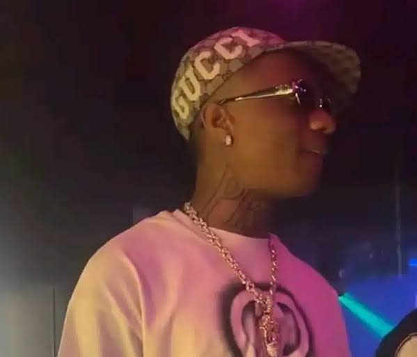 Fan imitates WizKid as he tattoos 'Pray' on his neck