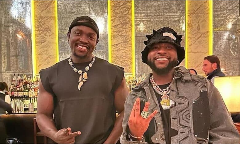 "No wonder he no win Grammy" - Fans drag Davido after spotting him with VeryDarkMan in Lond