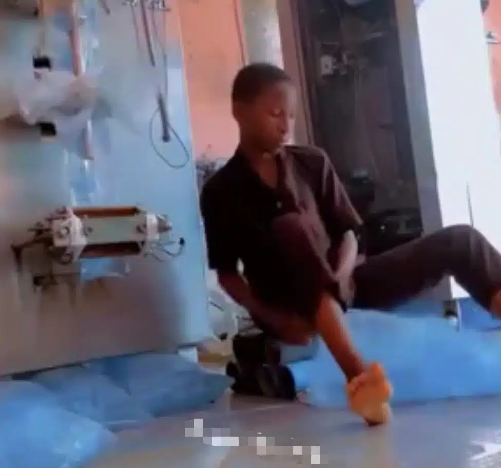 “He even fast pass machine” — Netizens hail young boy for his skillful packaging of purewater bags