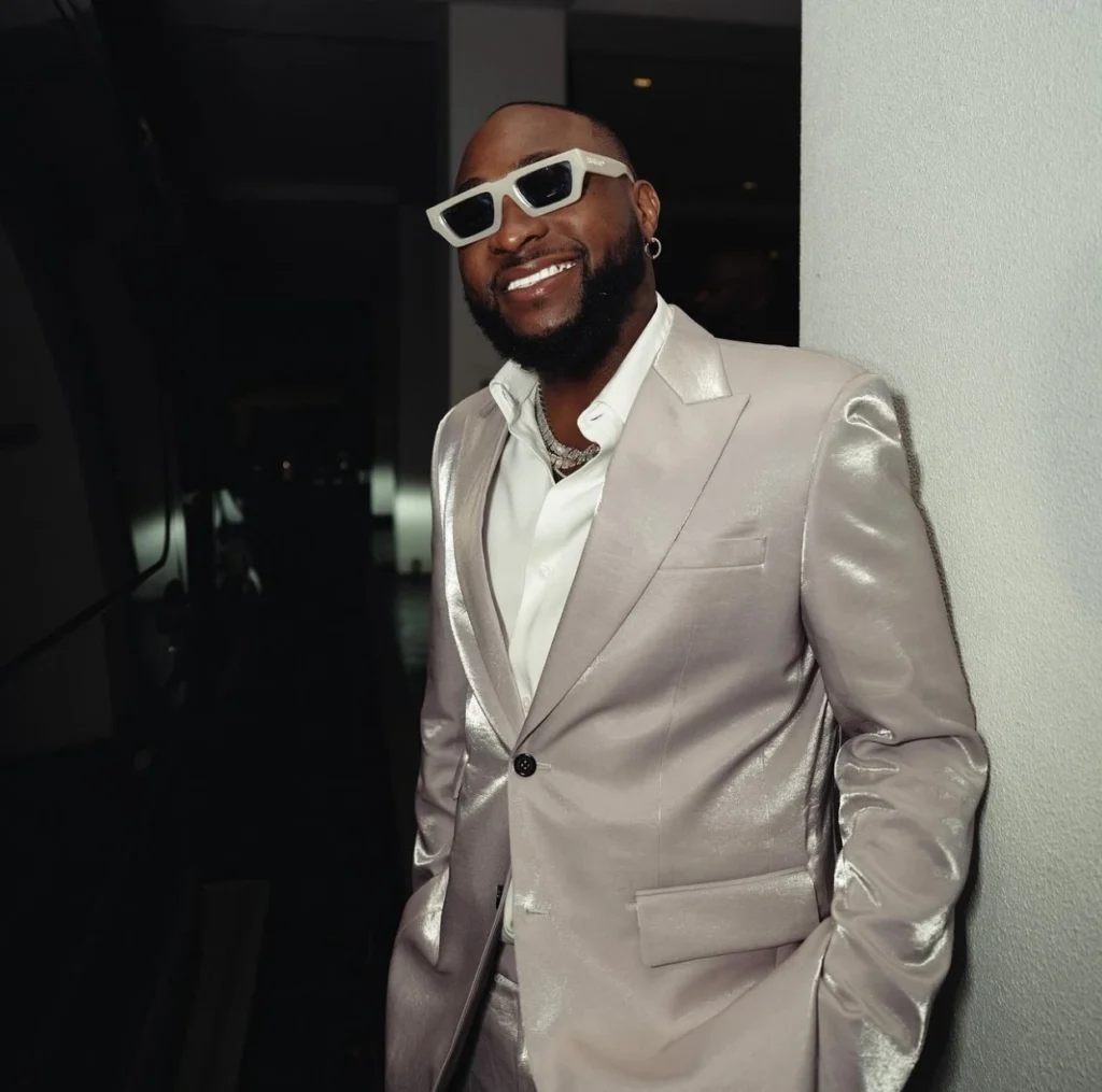 “Davido not reacting says a lot” — Fans lament as Davido’s aide punches fan for trying to get a picture 