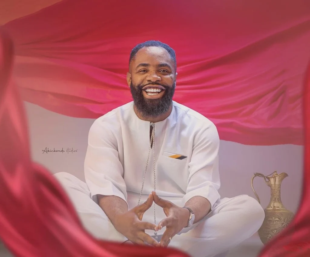 “From comedy pastor to real pastor, dey play” —Netizens drag Woli Arole for hugging women during deliverance session