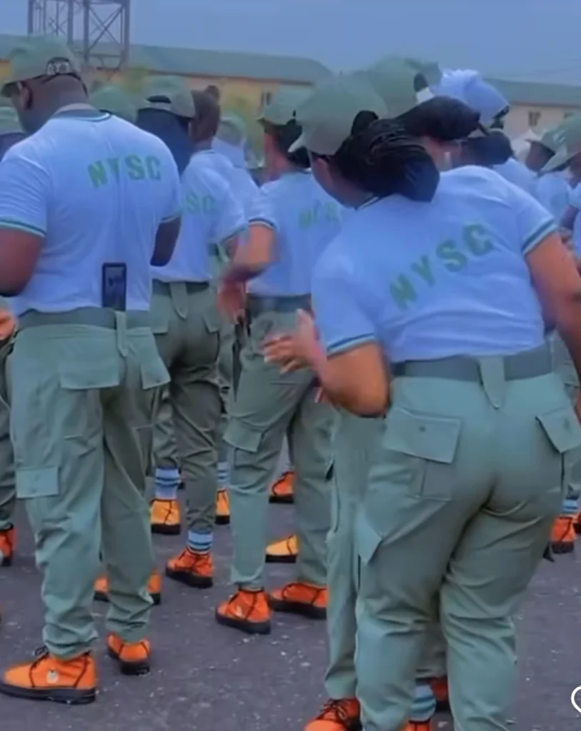 “Una don turn grown man to ring light” — Reactions as female NYSC corpers use man as a tripod stand for video 