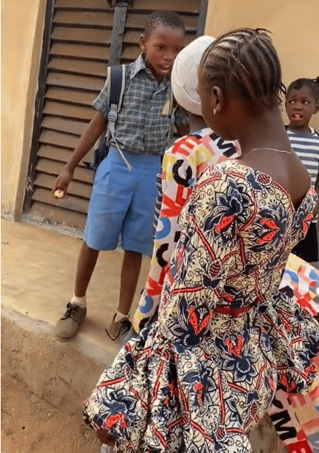 "Me I no dey fear anybody" - Drama as young schoolboy confronts older lady who tries to bully him