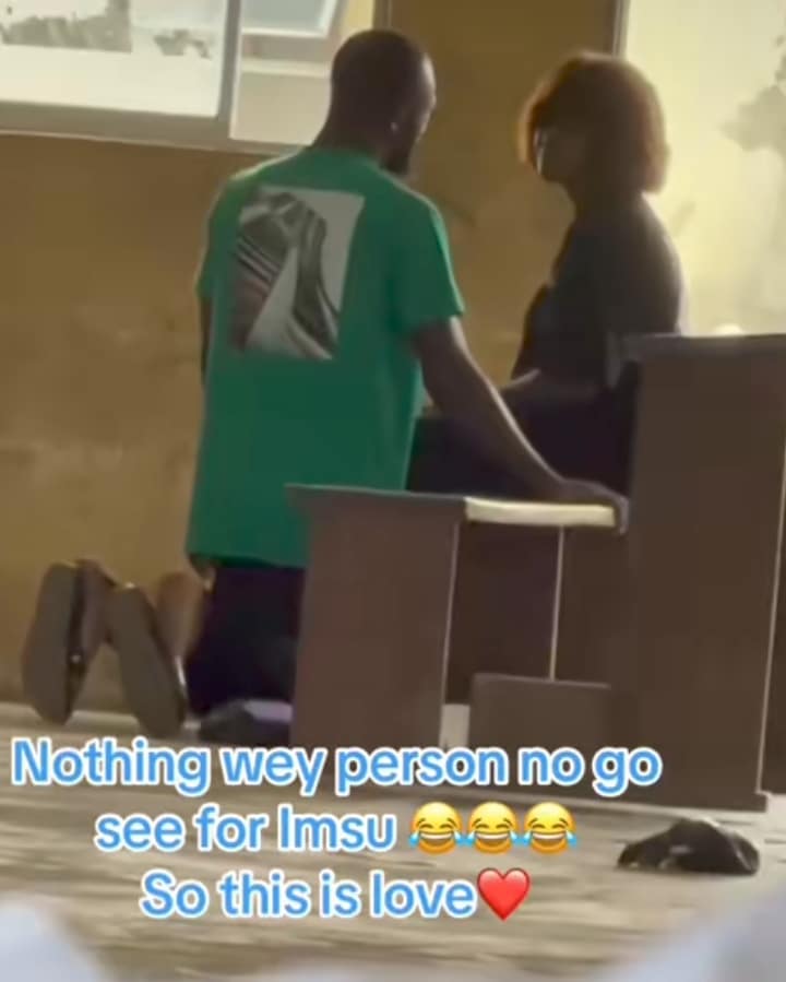 "Nothing person no go see for IMSU" – Man goes on his knees in public to beg girlfriend