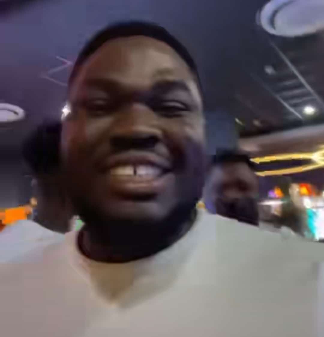 "I just dey shine teeth" - Social media abuzz as Nigerian man shares unexpected encounter with Wizkid in a mall