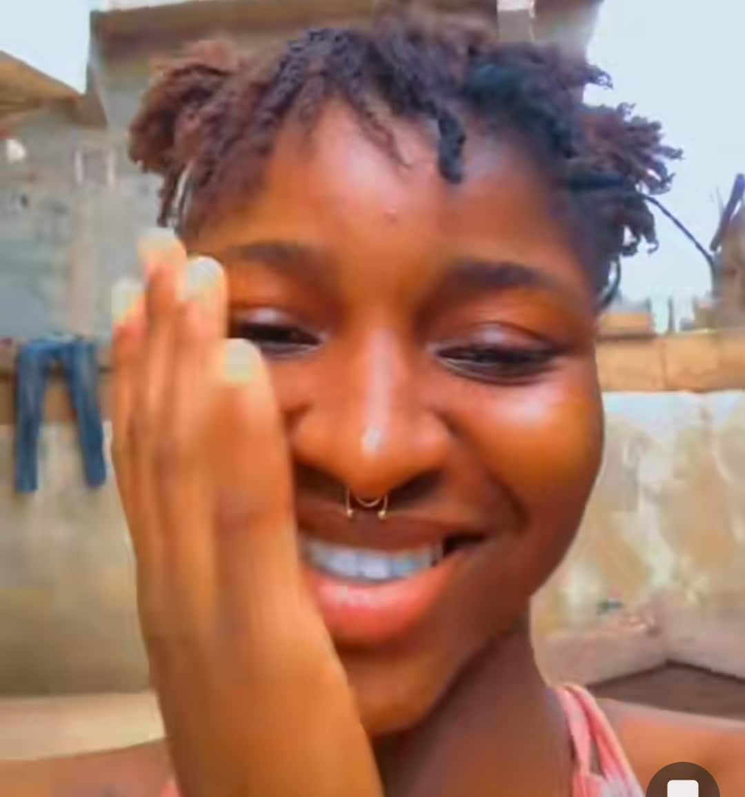 "If na guy now, una go dey call am broke" - Nigerian father raises eyebrows as he paints a fading bag for his daughter