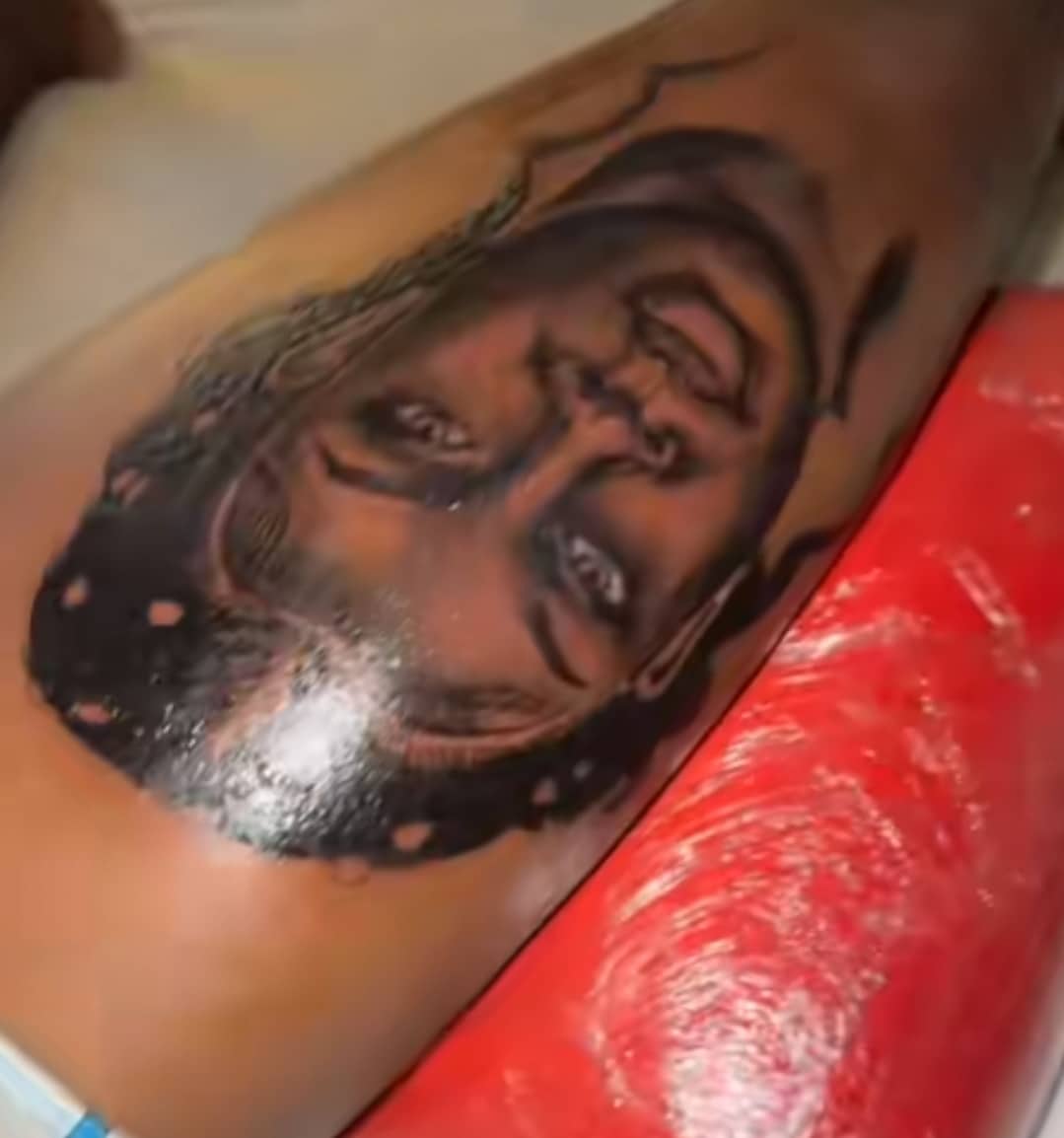"See love, na oloriburuku I carry for house" - Jealousy as man tattoos girlfriend's face on his leg as Valentine's gift