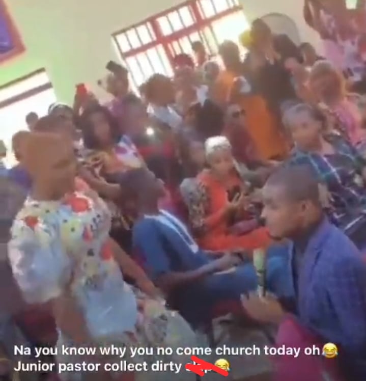 "She no wan be Mummy GO" – Moment lady declines as pastor proposes to her in church