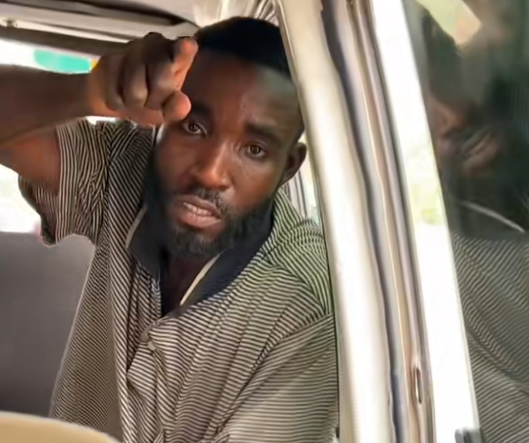 "Bro, you're too good" - Heartwarming act as talented artist creates bus conductor portrait in a moving vehicle.