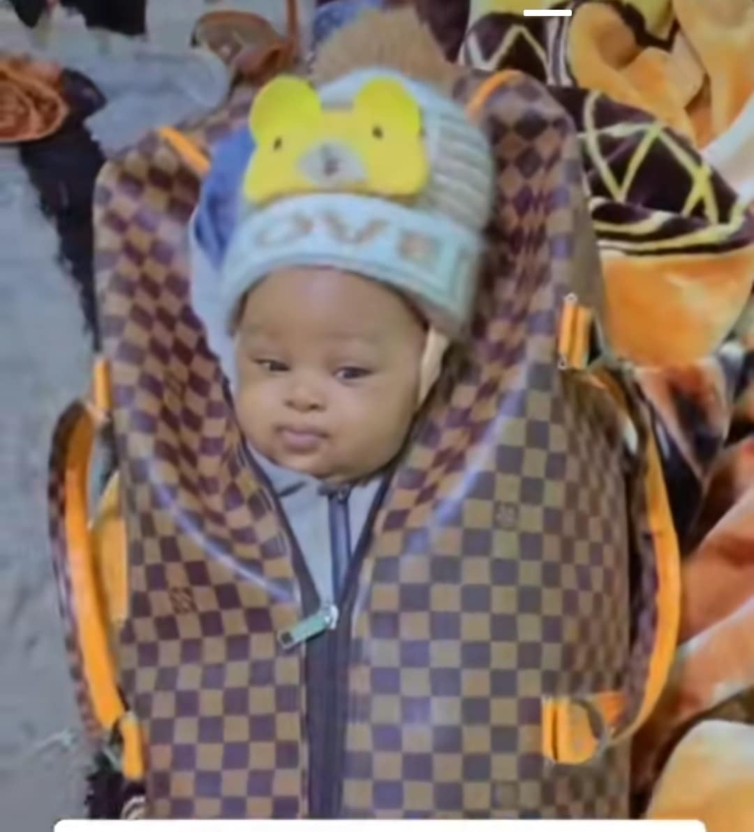 "Your pikin, ready to be delivered" - Outrage as husband puts baby in travelling bag during wife's one-minute absence