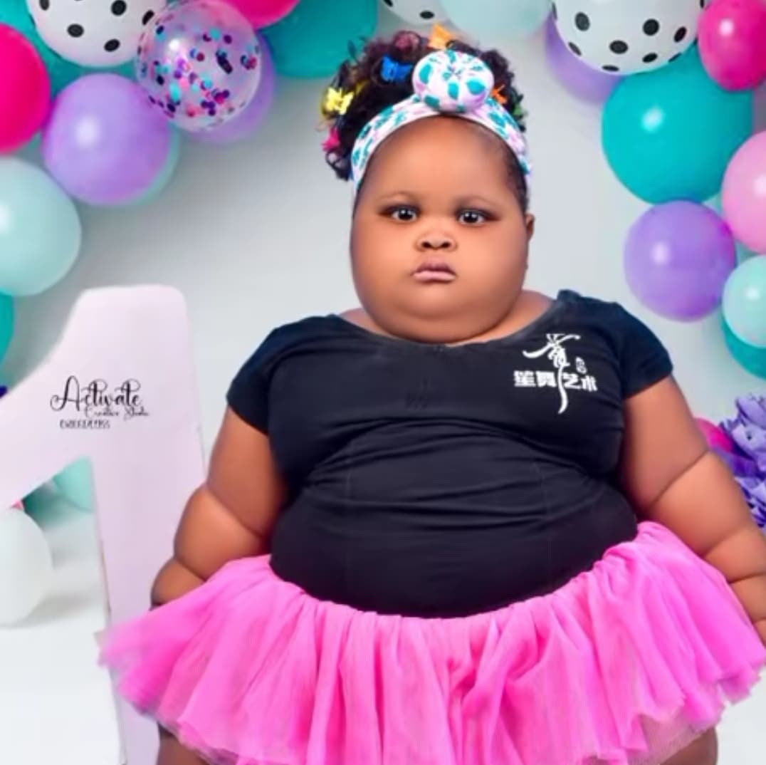 "To born no con hungry me" - Social media erupts as beautiful chubby girl stuns in one-year-old birthday photoshoot