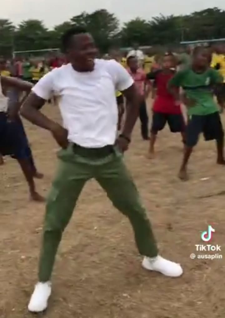 "Whatever you do, do it well" – Viral dancing Corper reportedly gifted N1M by school's old boys' association 
