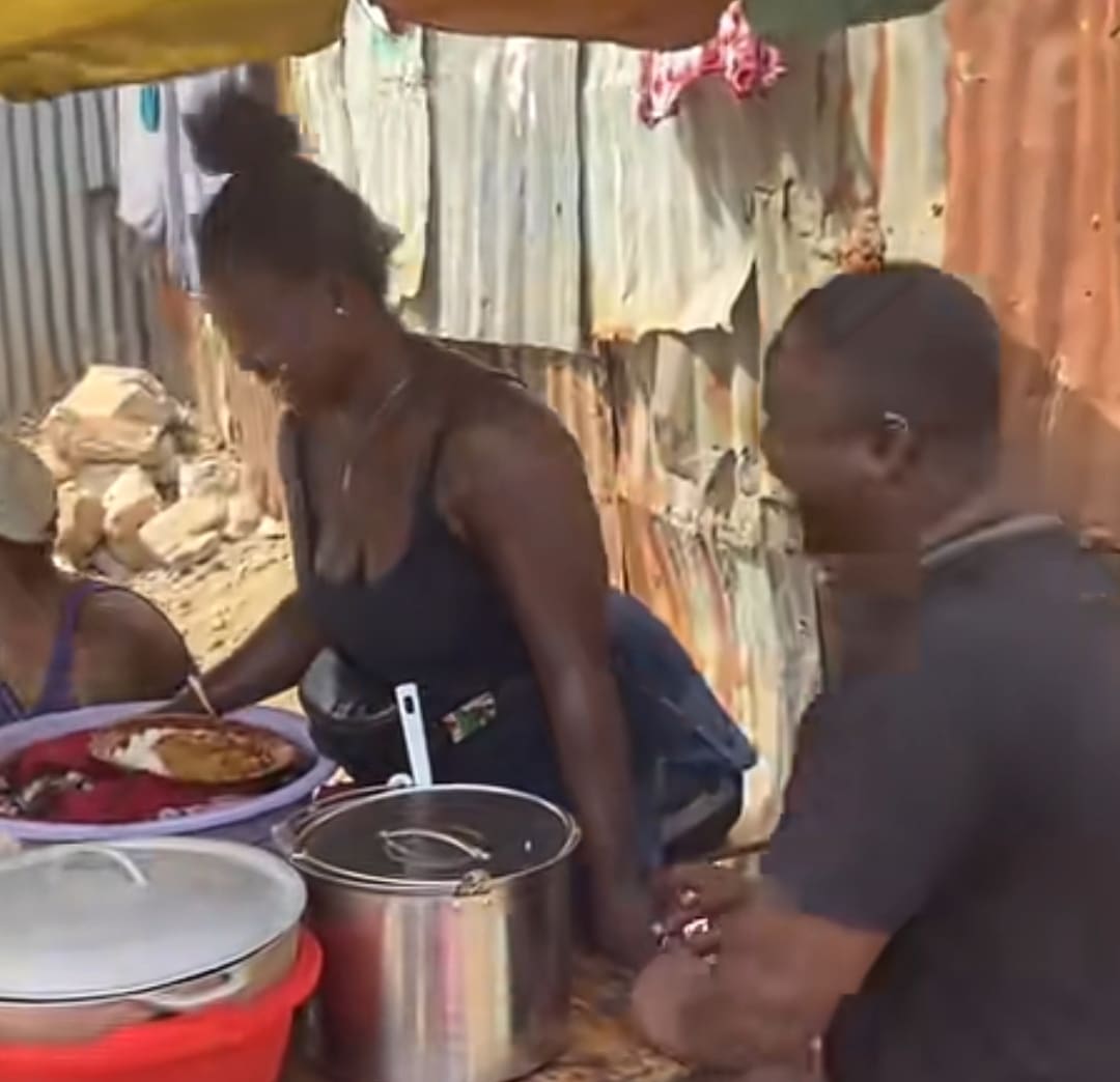 "Power of love, step 1 completed" - Romantic scene as Nigerian man takes a knee, proposes to food vendor girlfriend