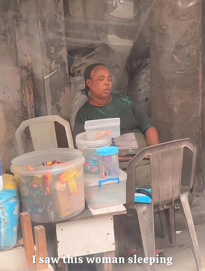 Man surprises food seller sleeping due to low sales, shares free lunch to people