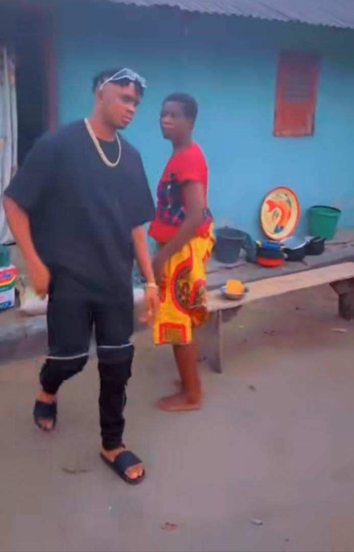 “Bring down your shoulders” - Man blasted over attitude while gifting mother money, foodstuffs