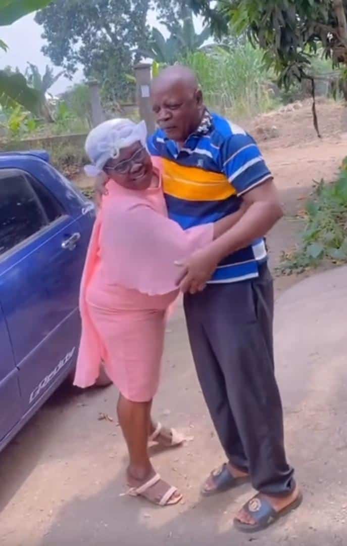 Lady shows romantic way her dad welcomes his wife home every day