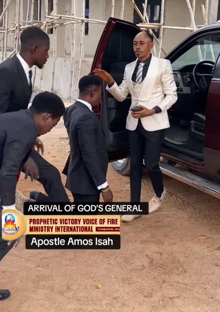 Church members welcome Apostle Amos Isah in grand style, netizens grumble