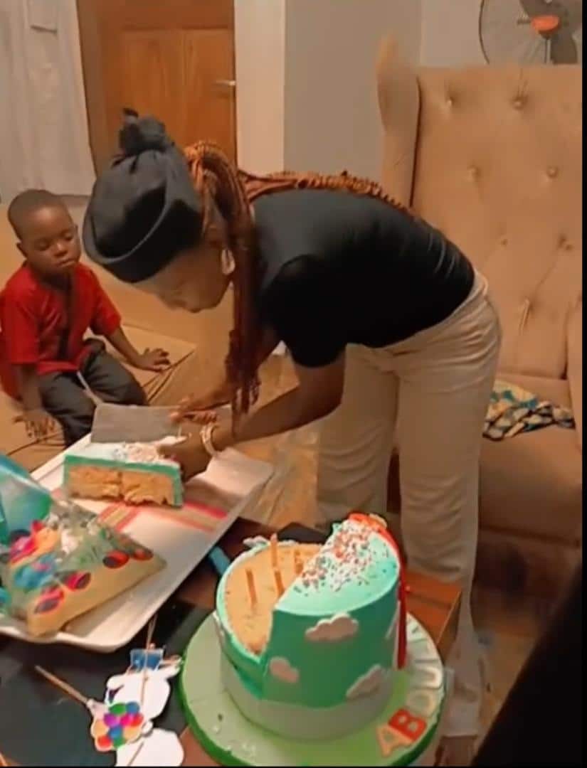 "Na Dangote cement dem use bake am?" - Speculations as mother struggles to cut birthday cake