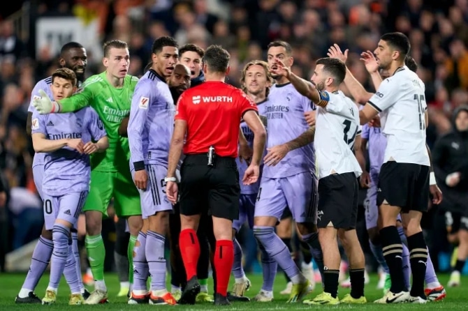 Bellingham denied last-gasp effort, ends with red card in Madrid's dramatic draw against Valencia