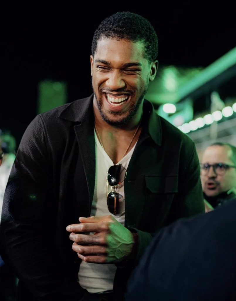 Anthony Joshua espalha boatos sobre namoro enquanto sai com a empresária Kika Osunde 