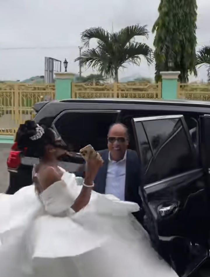 Bride overjoyed as her boss flies from UK to surprise her on her wedding day 