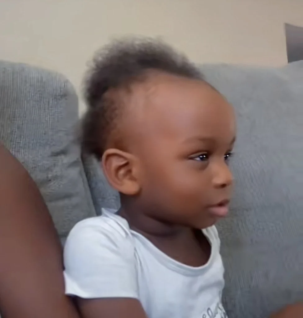 “See him eyes, baba don fall” — Mother shows off toddler who is crushing on Ayra Starr 