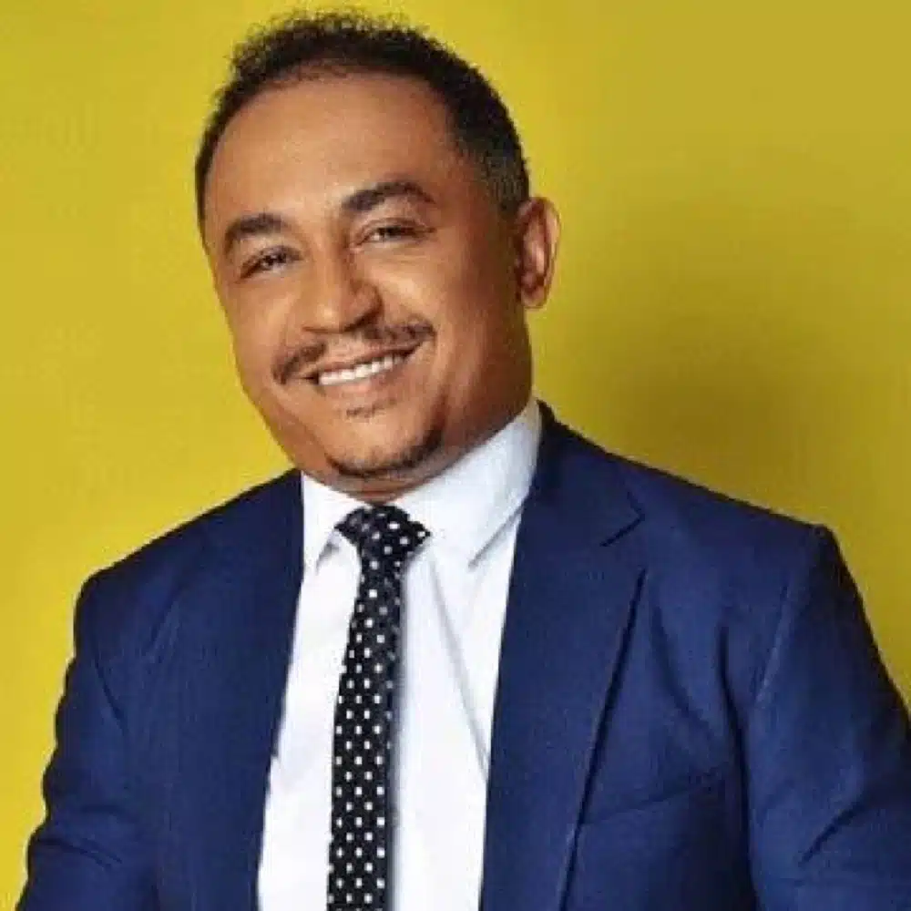 “Traga o Sr. Ibu e Mohbad de volta à vida” - Daddy Freeze implora ao pastor Chris Oyakhilome 