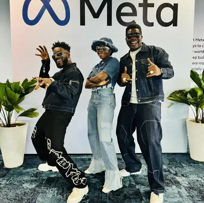 “Two grown strange men holding your thighs this way” — Muslim lady lambasts Taooma for new photo